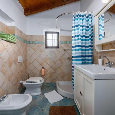 Beautiful With Swimming Pool And Fenced Garden *