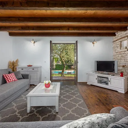 Vila Beautiful With Swimming Pool And Fenced Garden