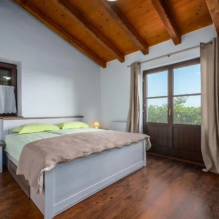 Beautiful With Swimming Pool And Fenced Garden Vila