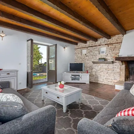 Beautiful With Swimming Pool And Fenced Garden Tinjan