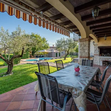 Beautiful With Swimming Pool And Fenced Garden