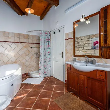 Vila Beautiful With Swimming Pool And Fenced Garden *