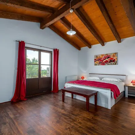 Vila Beautiful With Swimming Pool And Fenced Garden