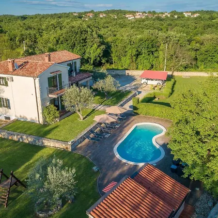 Vila Beautiful With Swimming Pool And Fenced Garden