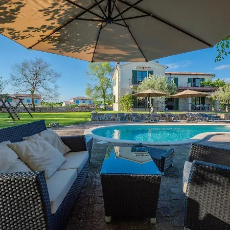 Vila Beautiful With Swimming Pool And Fenced Garden *