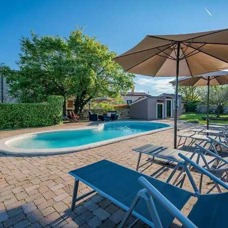Beautiful With Swimming Pool And Fenced Garden Tinjan