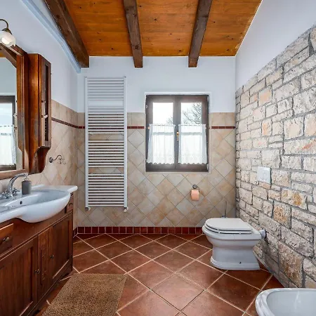 Beautiful With Swimming Pool And Fenced Garden Vila *